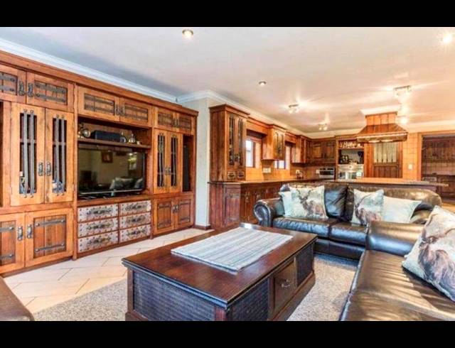 6 BEDROOM HOUSE FOR SALE IN MIDSTREAM ESTATE